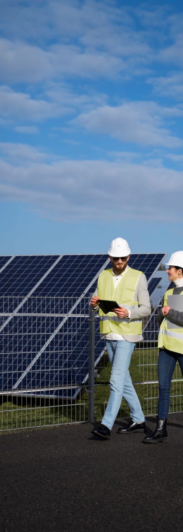 full-shot-engineers-walking-together_k