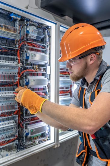 mannlicher-elektriker-der-der-elektrischen-tafel-arbeitet-mannlicher-elektrotechniker-overall_test_